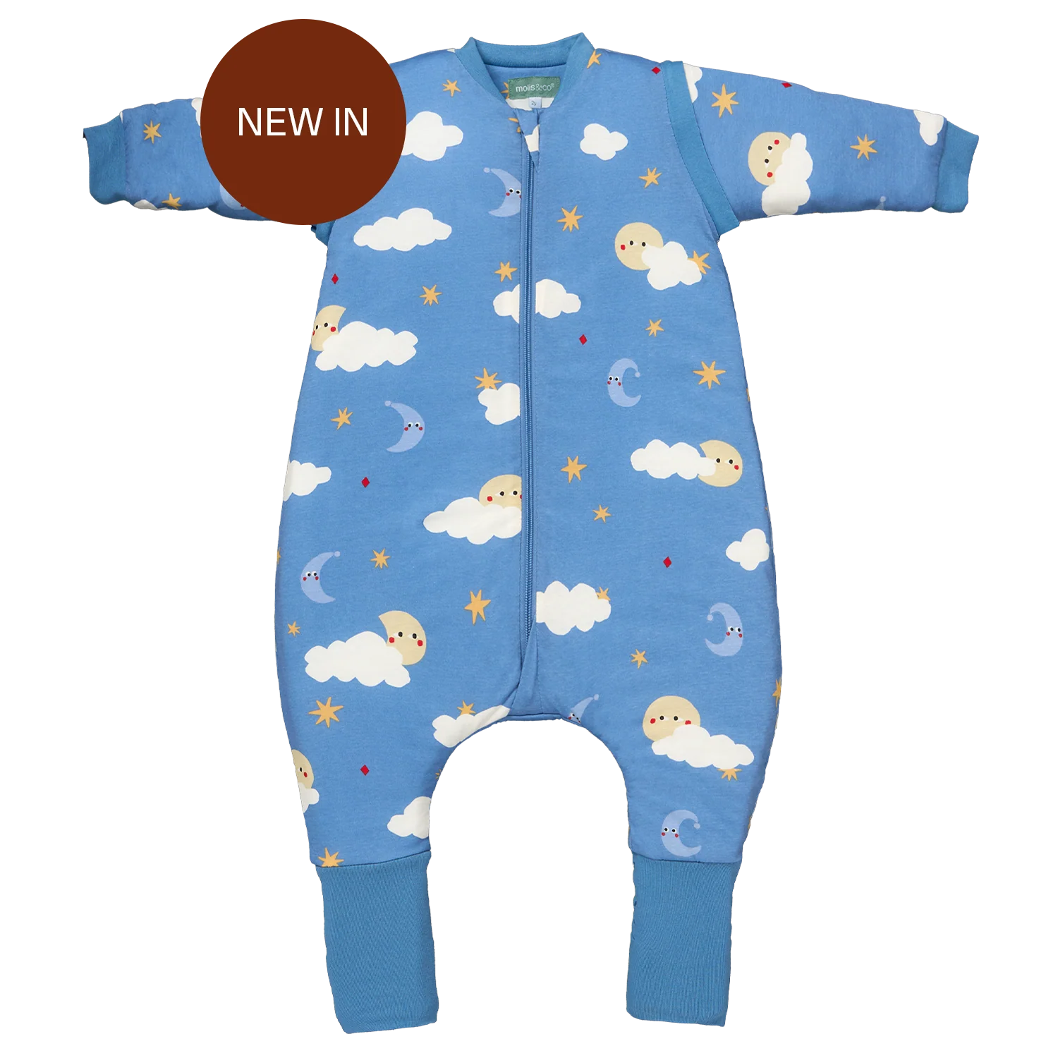 Saco de dormir MolisandCo TOG 1.0 azul com mangas e pés, padrão "Good Night" de nuvens e estrelas. Destaque "NEW IN".