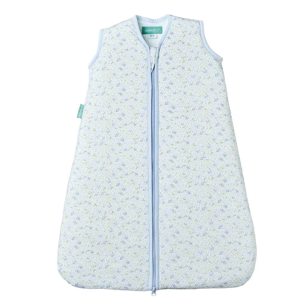 Saco de dormir MolisandCo TOG 1.0 Blue Lily sem pés, padrão floral azul e verde, fecho central.
