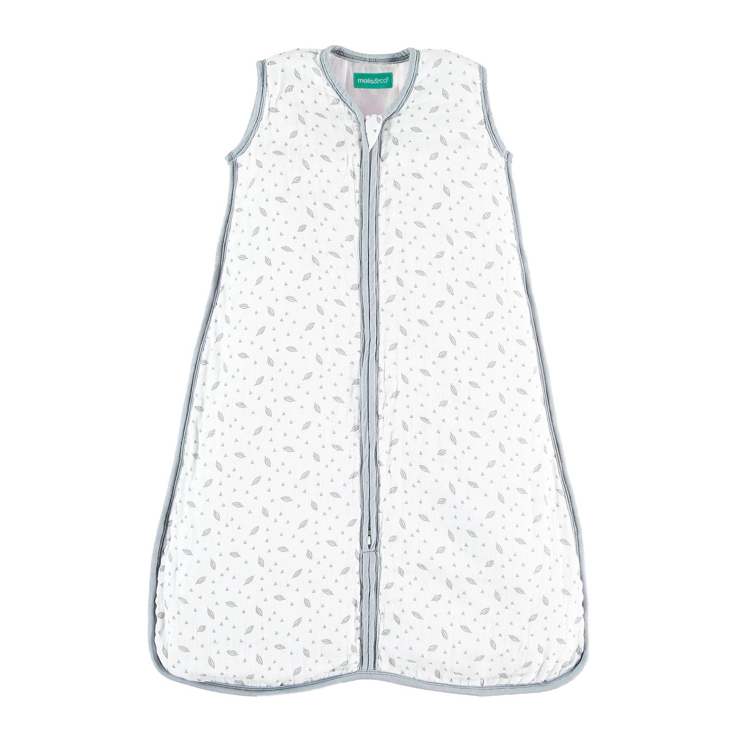 Saco de dormir MolisandCo TOG 1.0 em musselina de algodão branco com padrão de folhas cinzentas e fecho central.