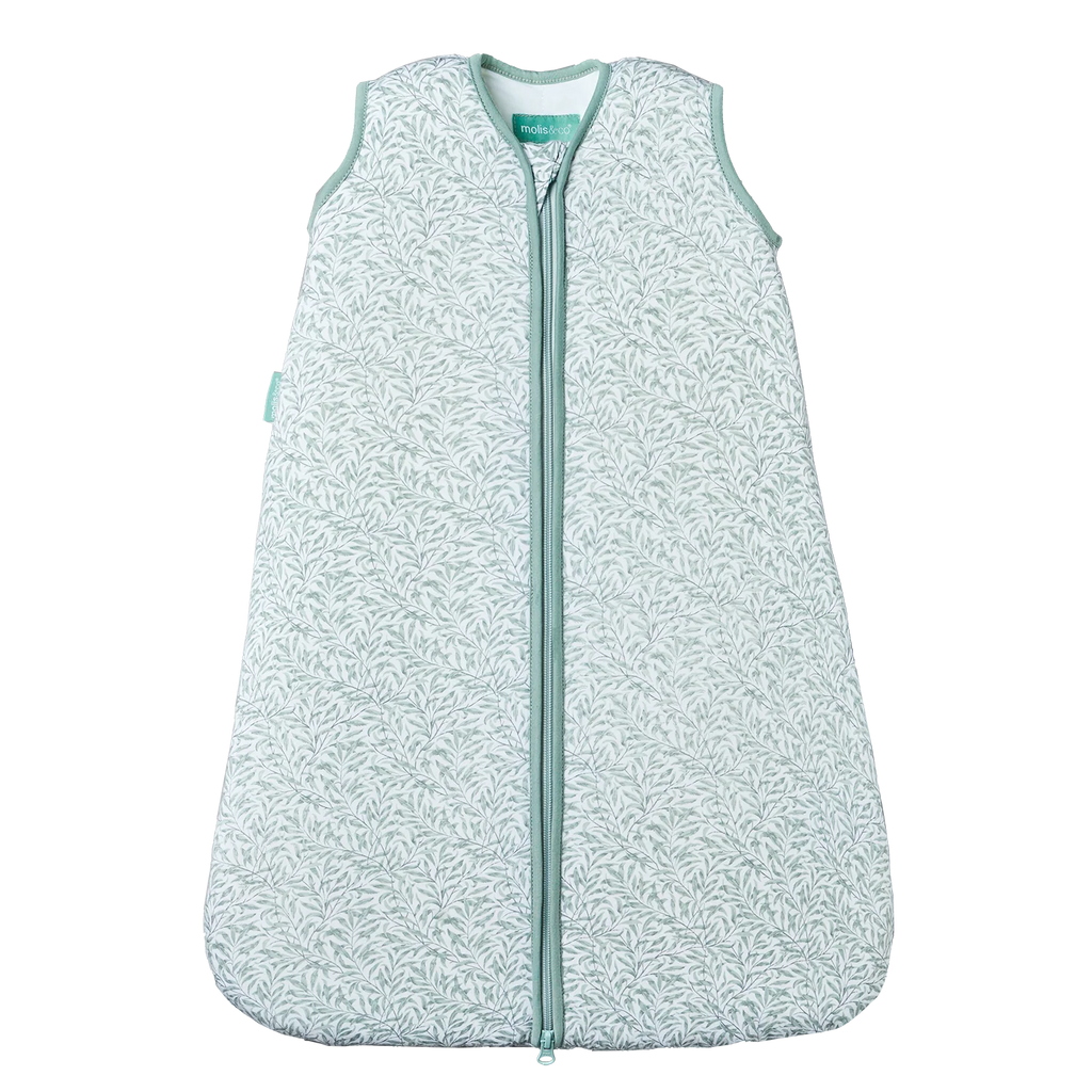 Saco de dormir MolisandCo TOG 1.0 sem pés Ines II com padrão de folhas verdes e fecho frontal, visto de frente.