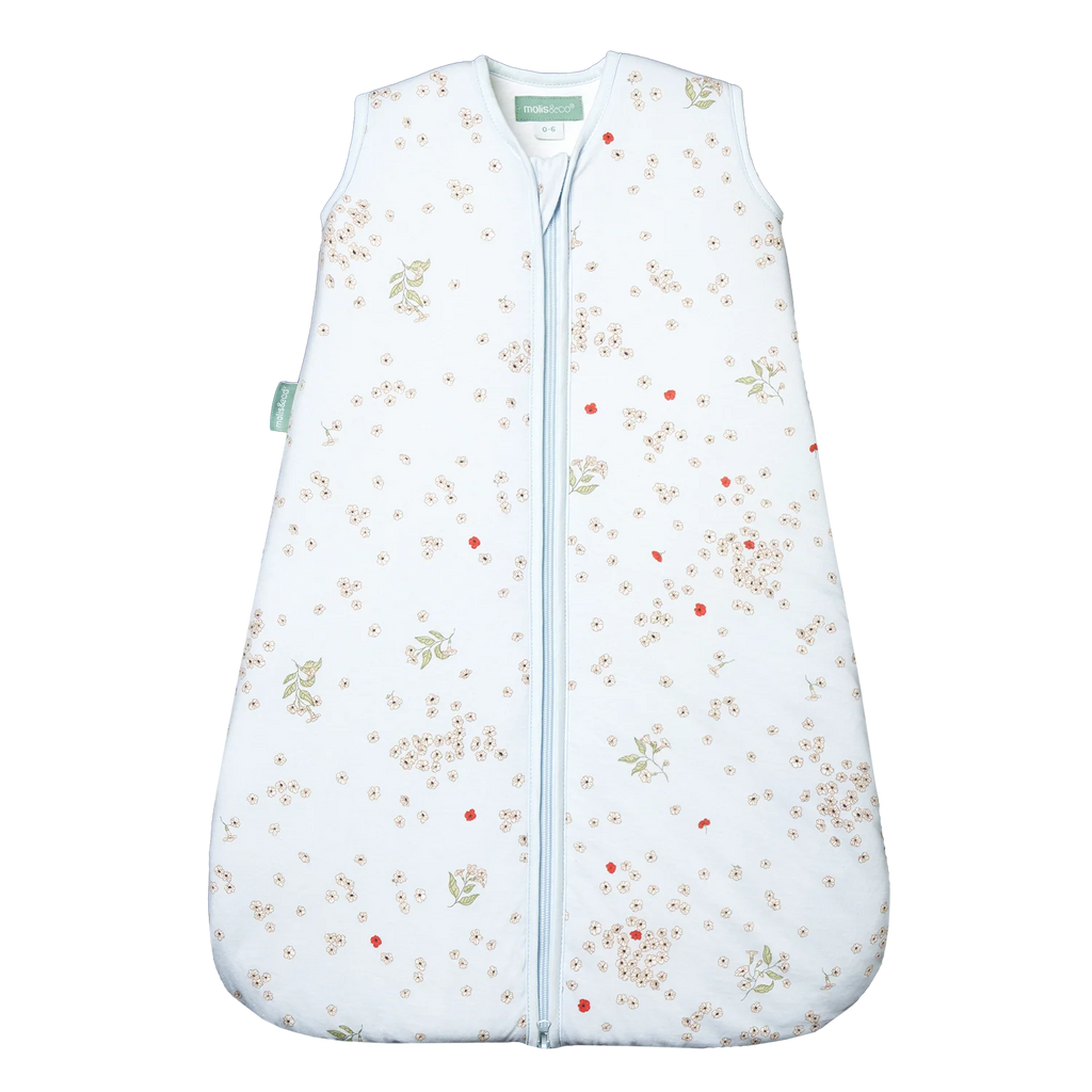 Saco de dormir MolisandCo TOG 1.0 "Poppy" em azul claro com padrão floral delicado e fecho central.