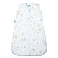 Saco de dormir MolisandCo TOG 1.0 "Poppy" em azul claro com padrão floral delicado e fecho central.