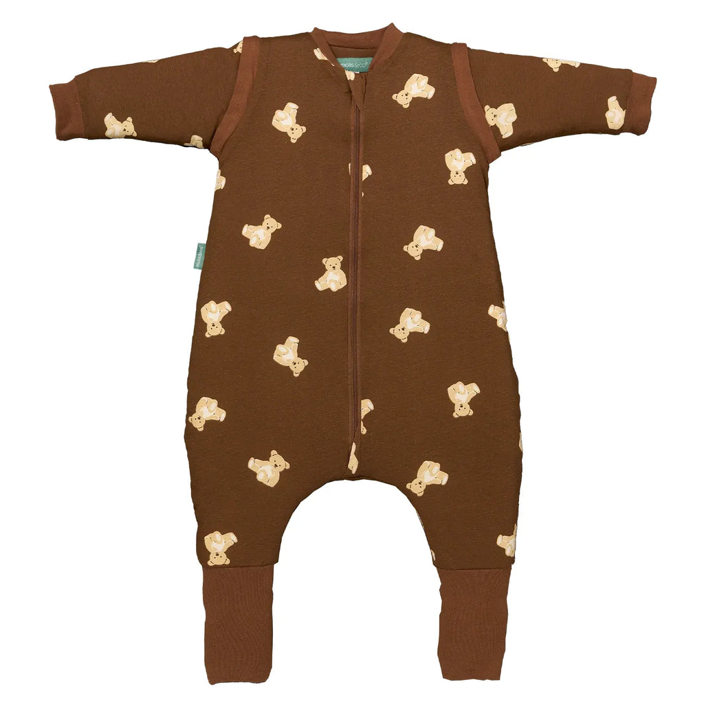 Saco de dormir MolisandCo TOG 1.0 castanho com padrão de ursinhos (Teddy), mangas e pés integrados, visto de frente.