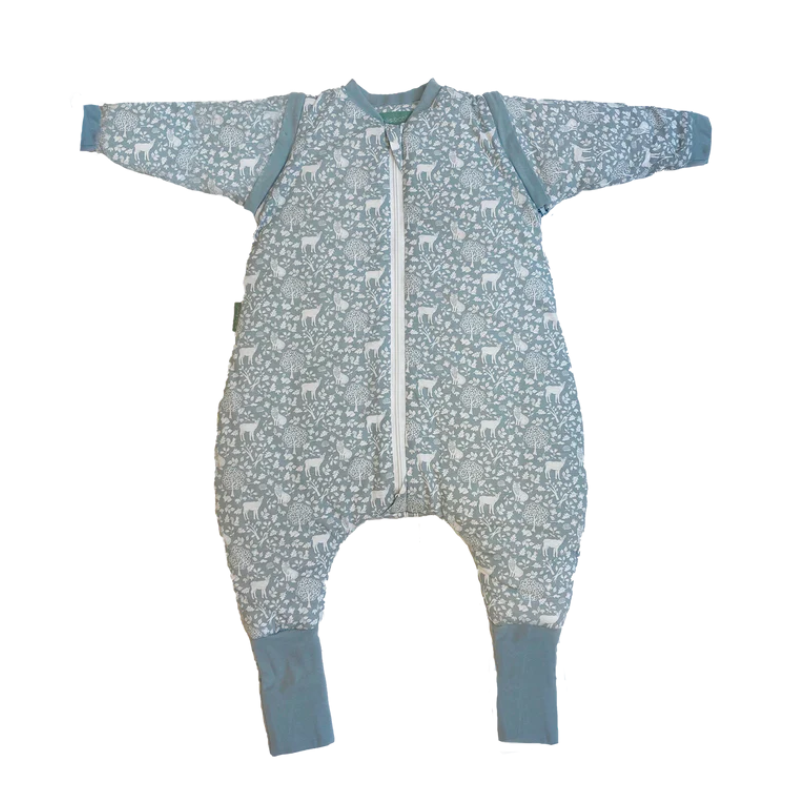 Saco de dormir MolisandCo TOG 2.5 com pés e mangas, padrão florestal verde-acinzentado e branco, aberto com fecho visível.