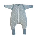 Saco de dormir MolisandCo TOG 2.5 com pés e mangas, padrão florestal verde-acinzentado e branco, aberto com fecho visível.