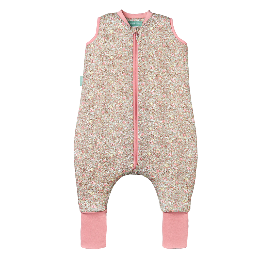 Saco de dormir MolisandCo TOG 2.5 com pés, padrão floral pastel, fecho rosa e punhos. Conforto e liberdade.