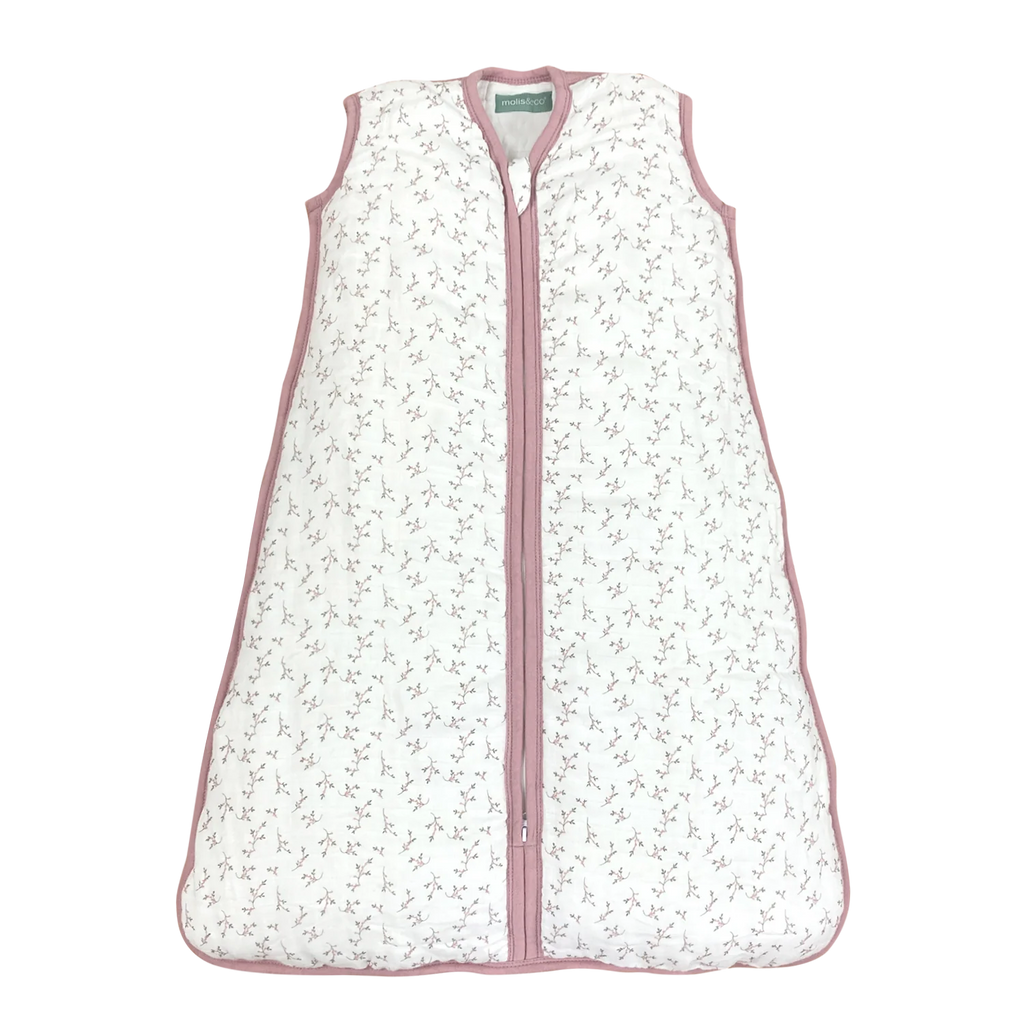 Saco de dormir MolisandCo TOG 2.5 em musselina de algodão rosa floral, sem pés, com fecho central.