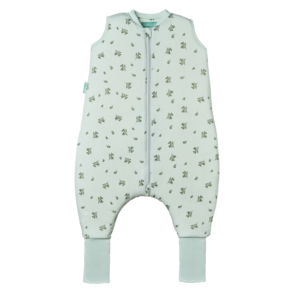 Saco de dormir MolisandCo TOG 2.5 com pés Botany Green, vista frontal. Padrão de folhas verdes, fecho e meias antiderrapantes.