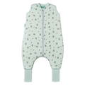 Saco de dormir MolisandCo TOG 2.5 com pés Botany Green, vista frontal. Padrão de folhas verdes, fecho e meias antiderrapantes.