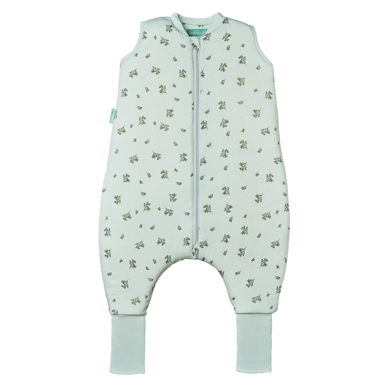 Saco de dormir MolisandCo TOG 2.5 com pés Botany Green, vista frontal. Padrão de folhas verdes, fecho e meias antiderrapantes.