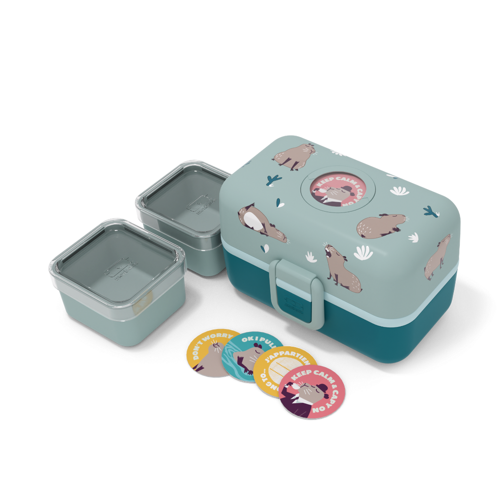 Lancheira Monbento MB Tresor Capy com dois recipientes laterais soltos e quatro autocolantes redondos com ilustrações de capivaras.