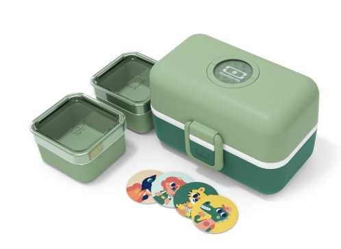 Lancheira Monbento MB Tresor aberta, mostrando o recipiente principal e dois recipientes pequenos separados, juntamente com quatro autocolantes decorativos temáticos.