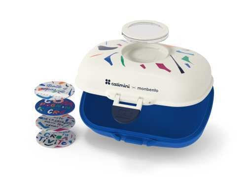Lancheira Monbento MBgram aberta, mostrando o espaço interior e as etiquetas personalizáveis redondas ao lado.
