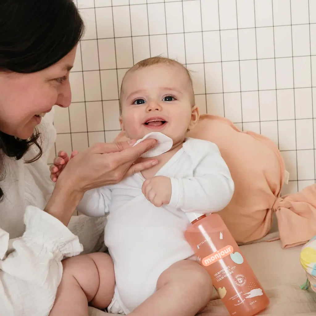 Bebé feliz a ser limpo com Monjour Água Lavante. Fórmula suave para recém-nascidos e crianças.