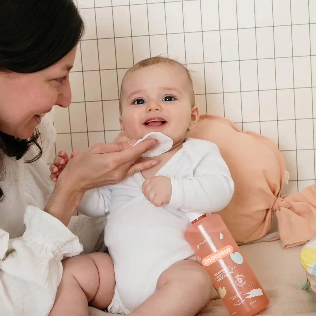 Bebé feliz a ser limpo com Monjour Água Lavante. Fórmula suave para recém-nascidos e crianças.