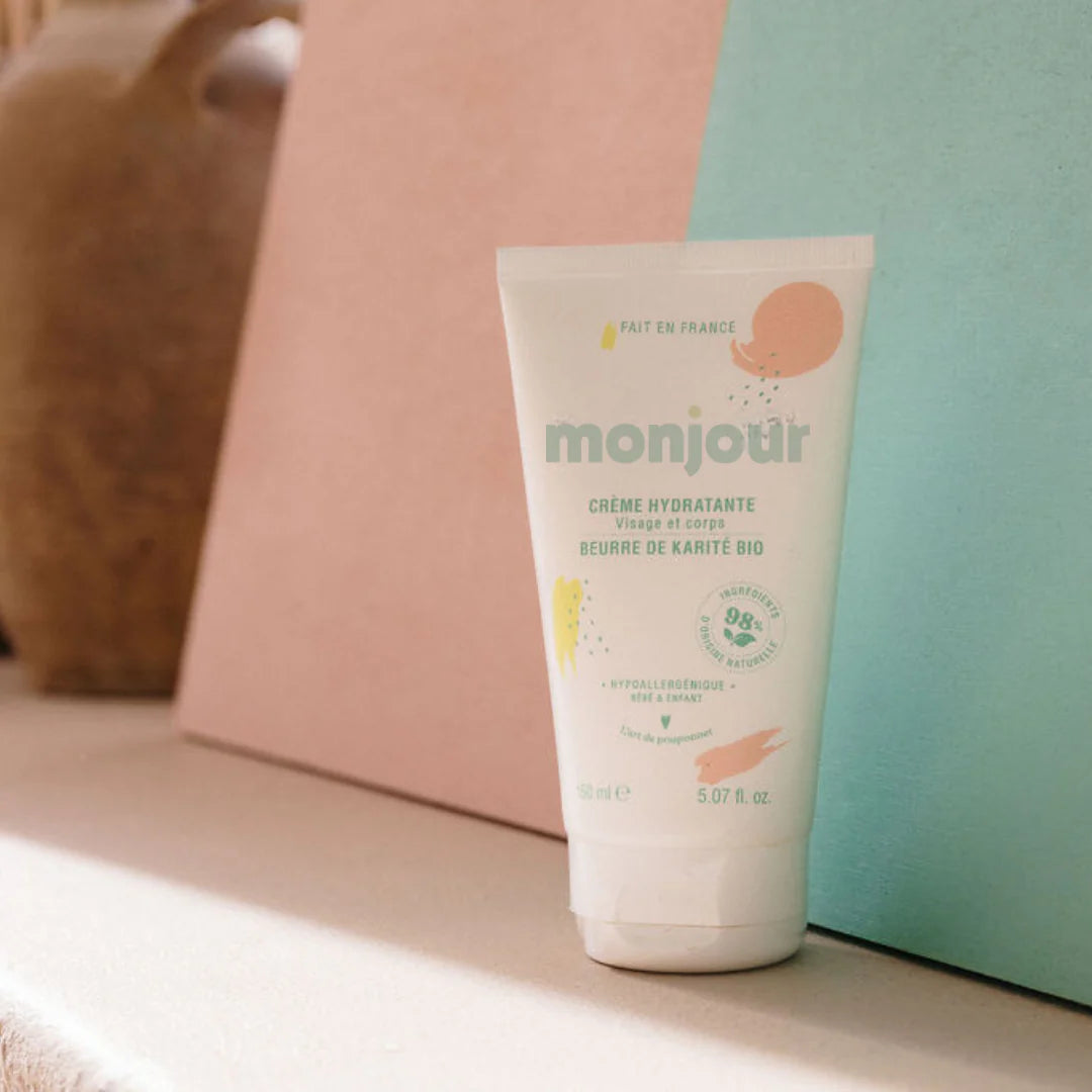 Monjour Creme Cara e Corpo: embalagem do creme hidratante com manteiga de karité bio, ideal para pele sensível.