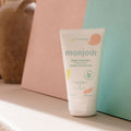 Embalagem do creme hidratante Monjour de 150ml para rosto e corpo com ingredientes naturais.