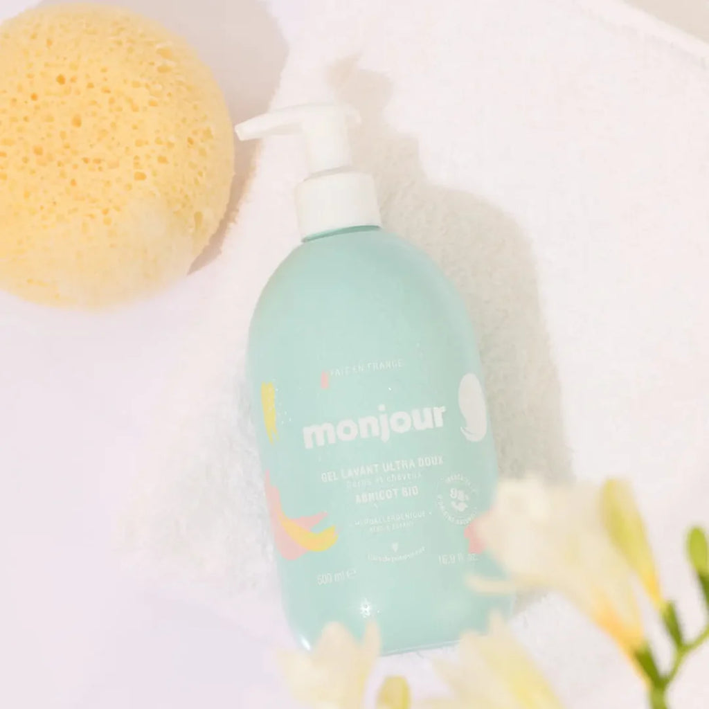 Frasco de gel lavante Monjour ultra suave com esponja natural e flores brancas. Produto natural.