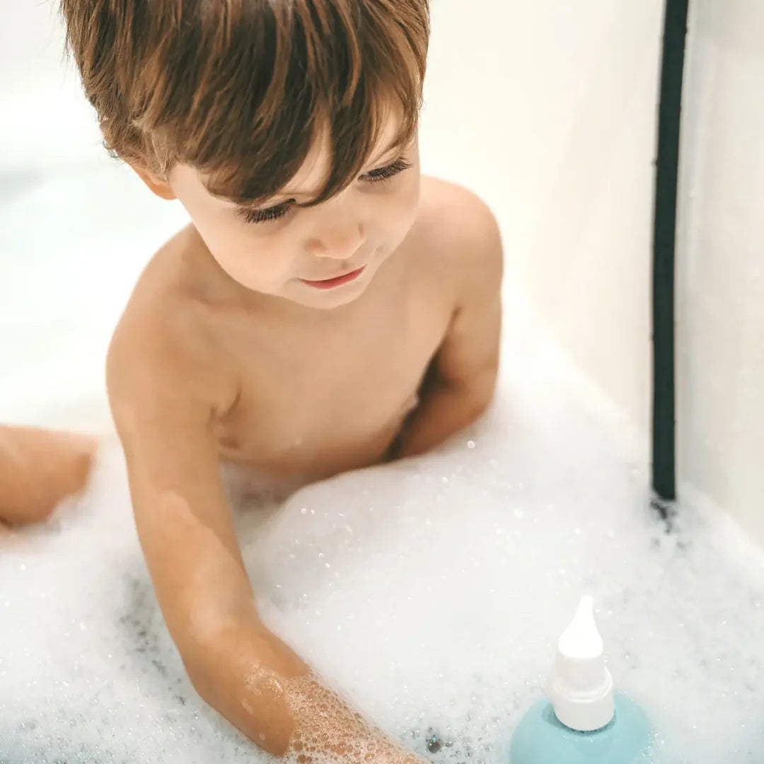 Menino na banheira com espuma a usar gel lavante Monjour. Limpeza suave para pele delicada.