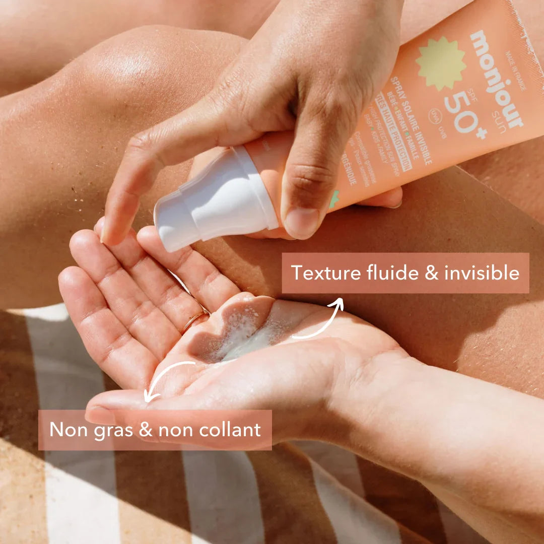 Aplicação do Monjour Protetor solar SPF 50+ spray na mão, mostrando textura fluida, invisível e não pegajosa.