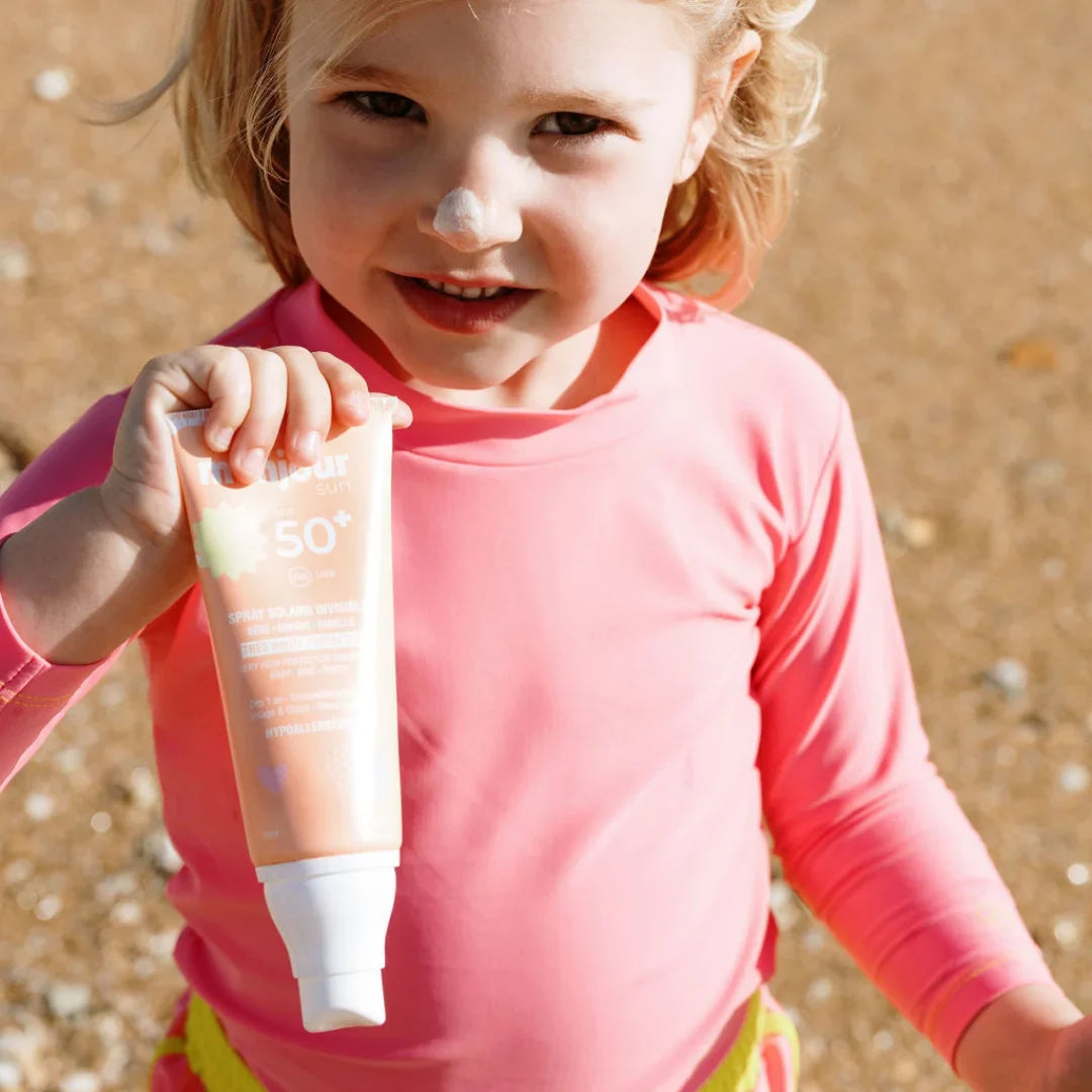Monjour Protetor solar SPF 50+ Hipoalergénio spray 100ml, embalagem do produto em fundo neutro.