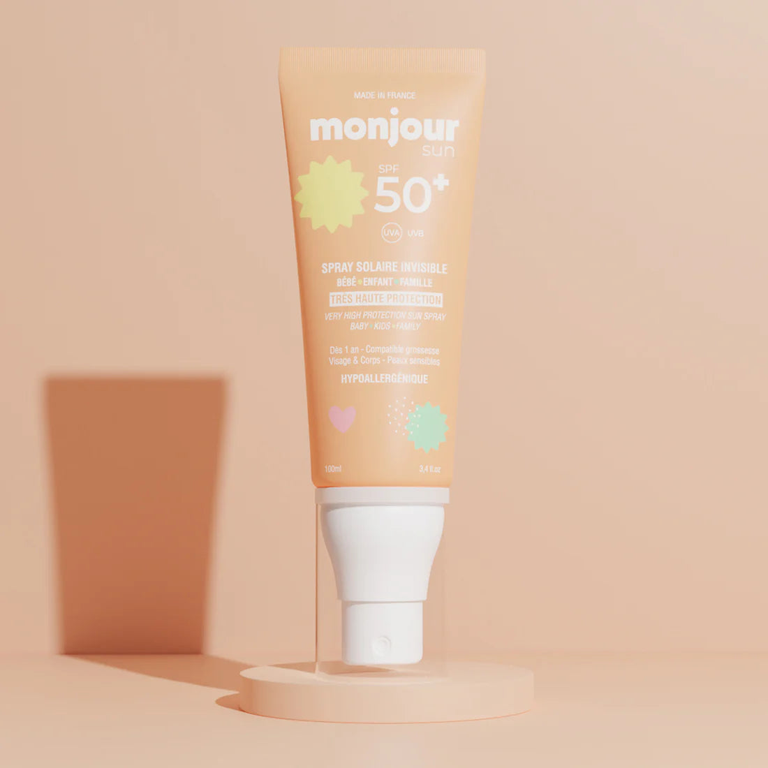 Embalagem do protetor solar Monjour SPF 50+ em spray de 100ml sobre suporte minimalista.