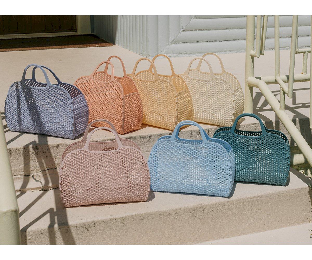 Bolsa Monneka Jelly Retro em plástico reciclável de cor suave com design trançado anti-areia.