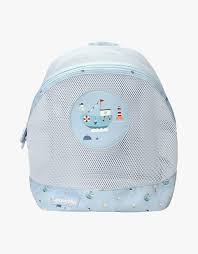 Mochila infantil Monneka azul com malha respirável e aplicação de barco de pesca, ideal para a praia.