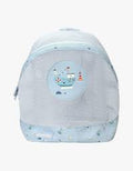 Mochila infantil Monneka azul com malha respirável e aplicação de barco de pesca, ideal para a praia.