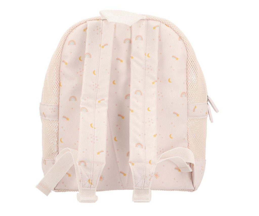 Vista traseira da mochila infantil Monnëka, exibindo as alças de ombro ajustáveis e o padrão de estrelas, luas e arco-íris no tecido de fundo rosa.