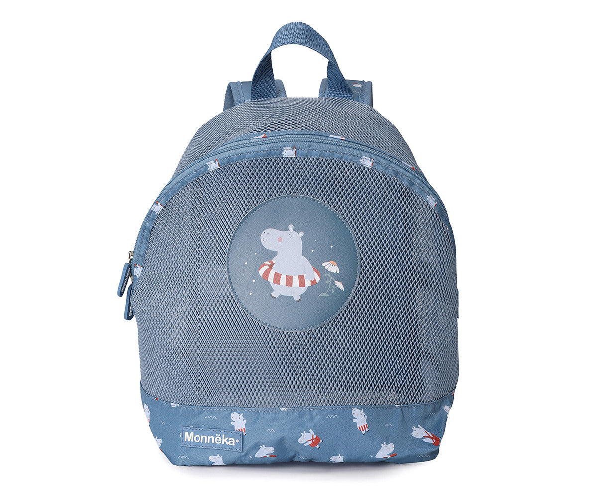 Mochila infantil Monneka anti-areia com padrão de hipopótamos em tons suaves para a praia.