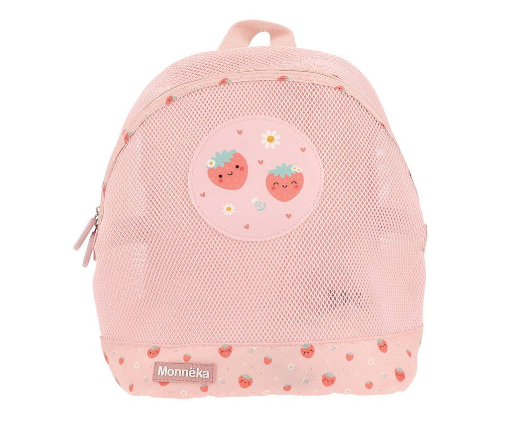 Imagem de estúdio da mochila infantil Monneka anti-areia rosa com estampado de morangos e logótipo visível.