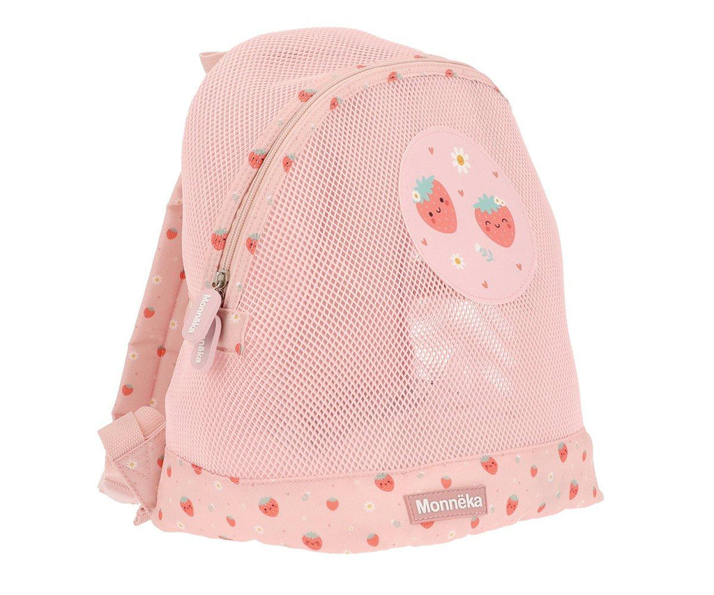 Mochila infantil Monneka rosa com malha respirável e estampado de morangos, vista frontal.