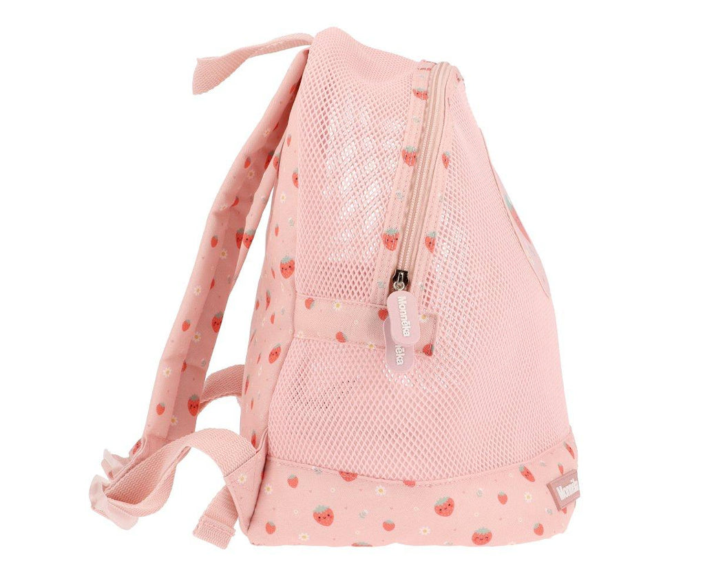 Detalhe lateral da mochila infantil Monneka anti-areia, mostrando a malha respirável e o fecho de correr.