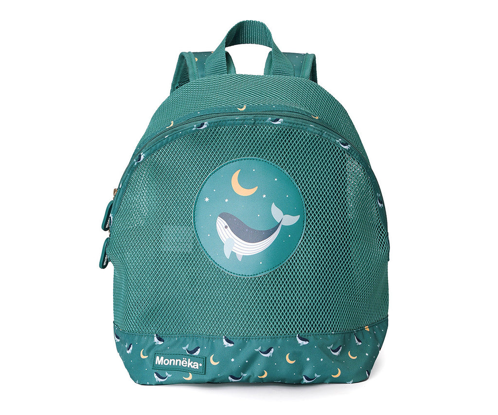 Mochila infantil Monneka Whale Teal com malha anti-areia e clipe peitoral para praia em tons de azul.