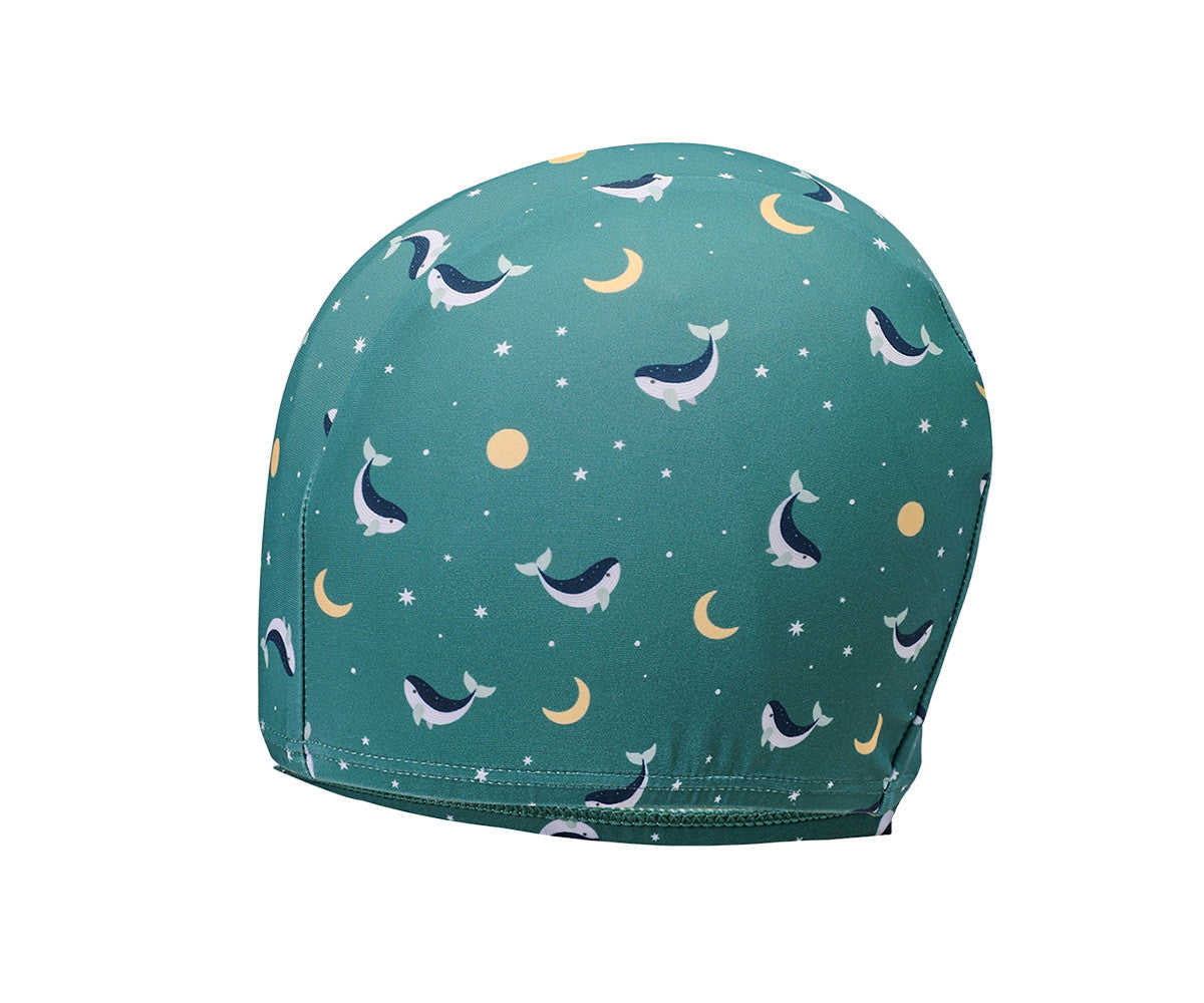 Touca de natação infantil Monneka Whale Teal com padrão de baleias em tom azul turquesa.