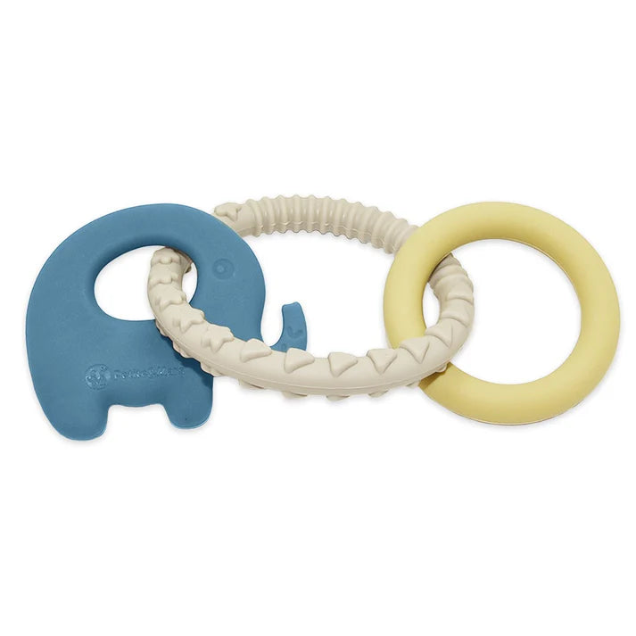 Mordedor de silicone em forma de elefante azul ligado a dois anéis, um bege texturado e um amarelo liso.