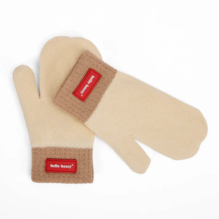 Par de luvas Hello Hossy Hotty Sandy creme com punho castanho e etiqueta vermelha, dispostas lado a lado sobre fundo branco.
