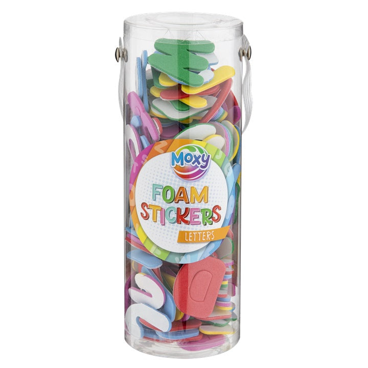 Tubo cilíndrico transparente com alça, cheio de autocolantes de espuma coloridos em forma de letras do alfabeto Moxy.