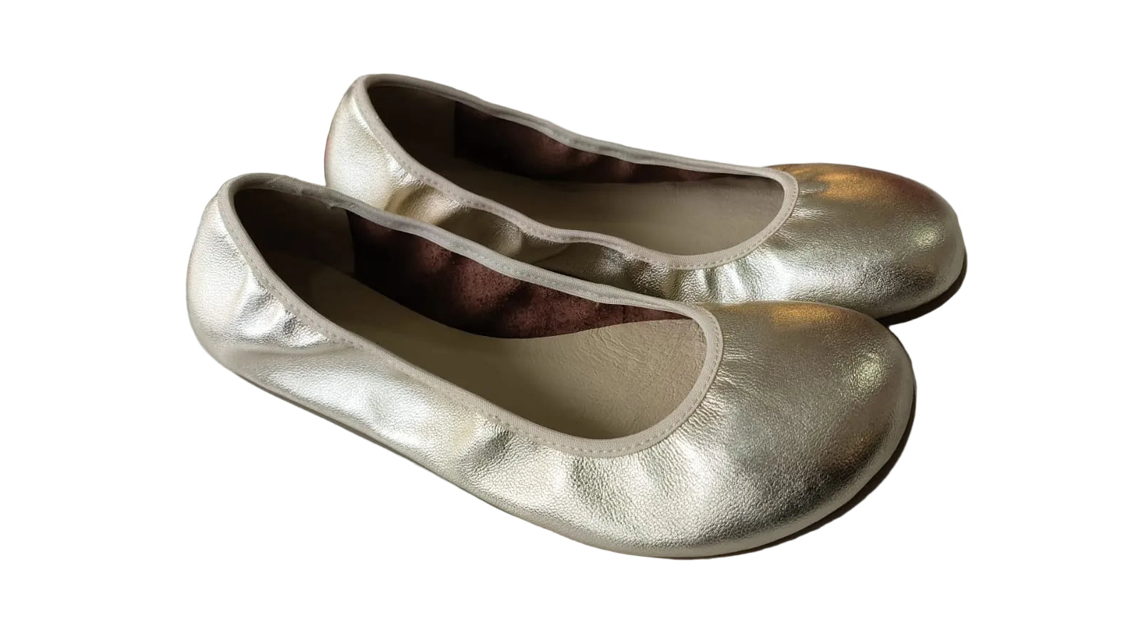 Par de sabrinas Mum Barefoot Sara Star, estilo bailarina, em pele metálica prateada, vistas de lado com o interior visível.