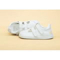 Par de sapatos Muris Barefoot Fiji Mini Off White, modelo branco com fecho em velcro e sola flexível. Calçado respeitador, ideal para o desenvolvimento natural dos pés.

