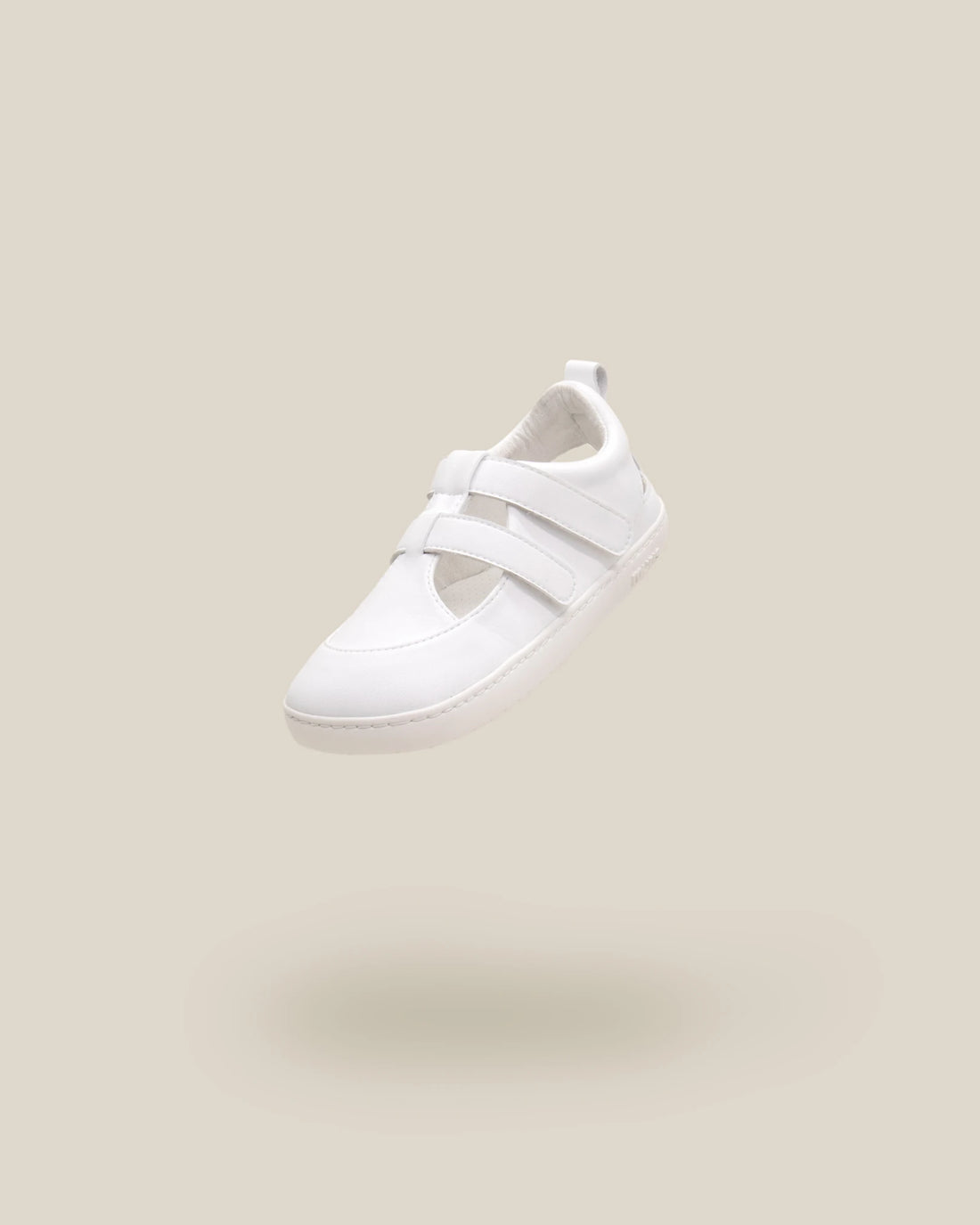 Sapato barefoot infantil Muris Barefoot Fiji Mini Off White, modelo branco minimalista com fecho em velcro duplo e sola flexível zero-drop. Calçado respeitador e confortável.

