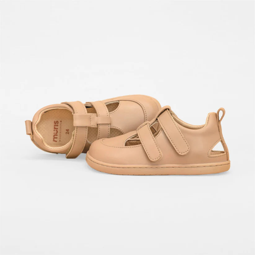 Par de sapatos Muris Barefoot Fiji Mini Tan Brown, modelo barefoot castanho-claro com design anatómico, sola flexível zero-drop e fecho em velcro duplo.

