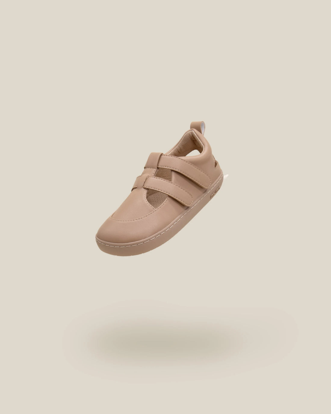 Sapato barefoot infantil Muris Barefoot Fiji Mini Tan Brown, cor castanho-claro com fecho em velcro duplo e sola flexível zero-drop. Modelo confortável e respeitador.

