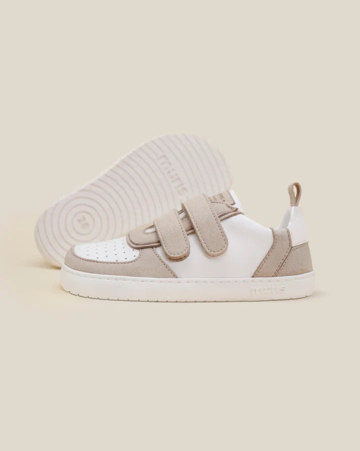 Par de Muris Barefoot Petra Junior Stone, mostrando a lateral e a sola flexível zero-drop. Modelo barefoot ideal para o desenvolvimento saudável dos pés.


