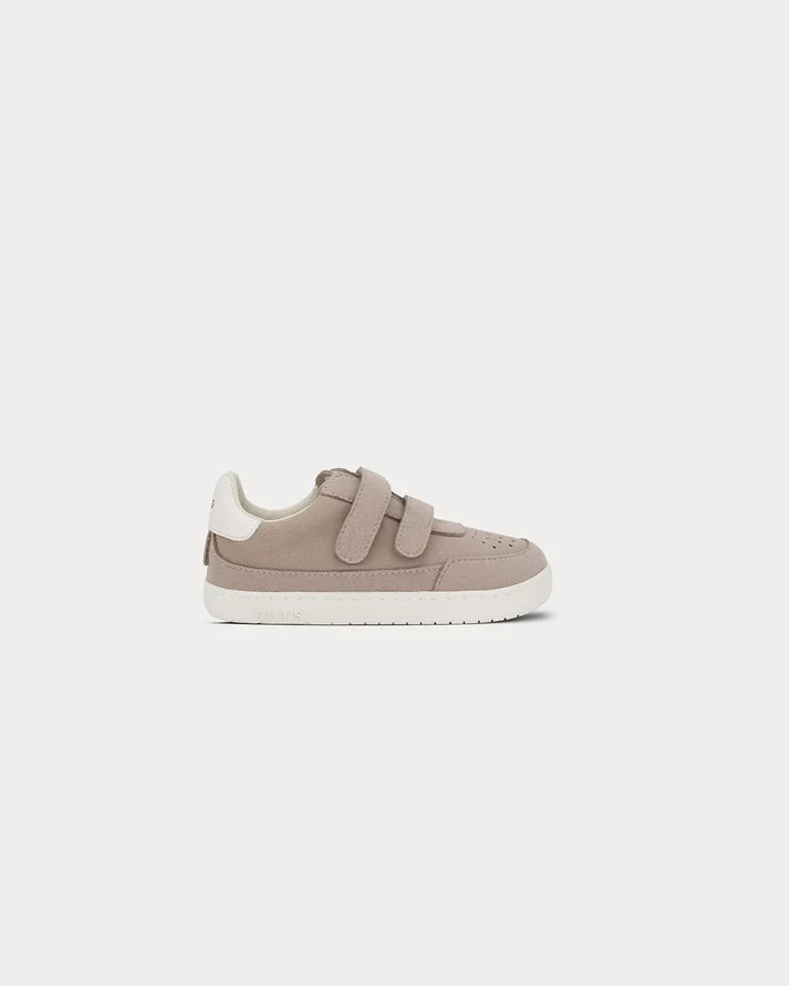 Sapatilhas Muris Barefoot Petra Mini Taupe vistas de lado, mostrando a sola flexível e o design orgânico.