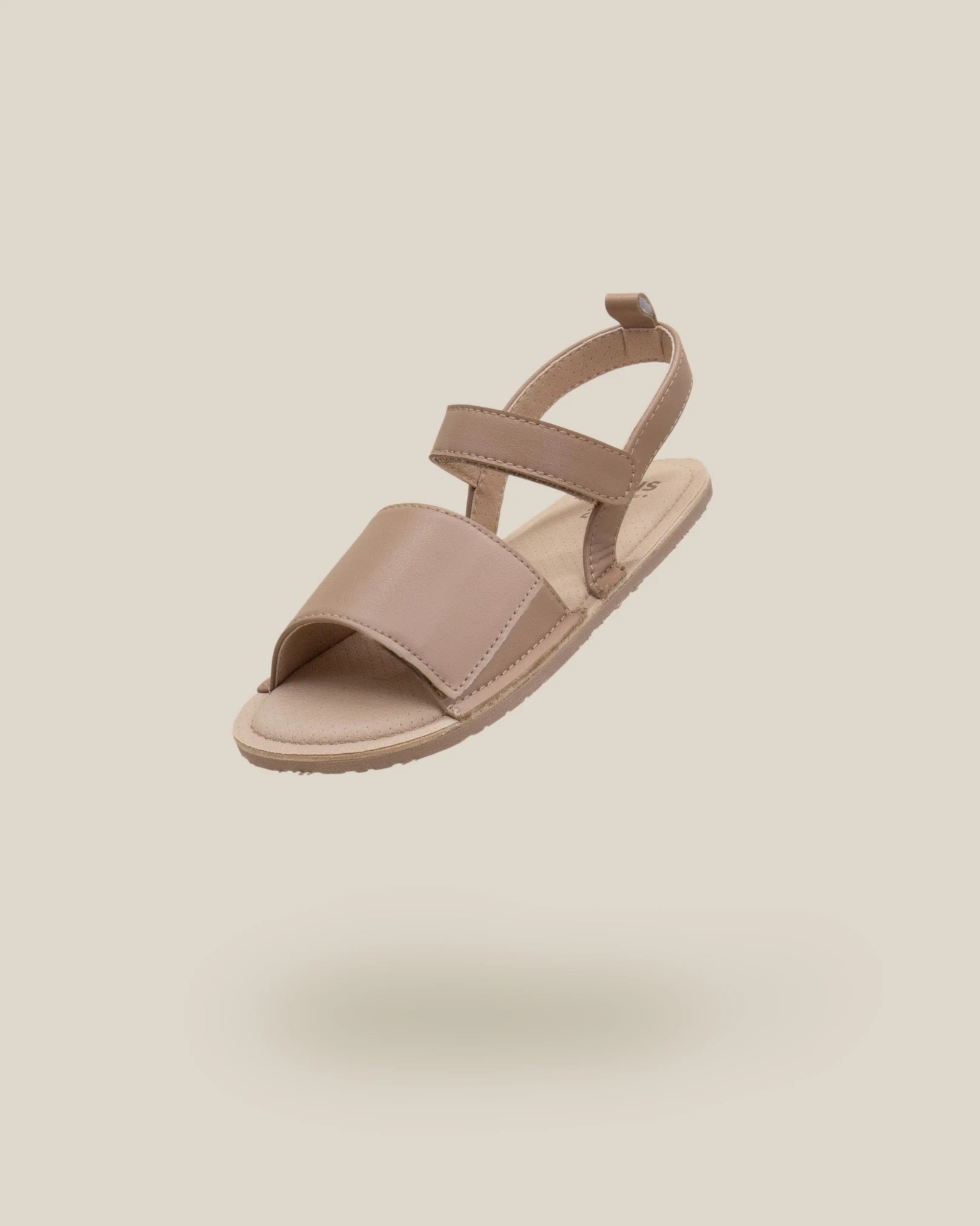 Sandália barefoot infantil Muris Barefoot Rome Junior Tan Brown, modelo castanho-claro com fecho em velcro e sola fina flexível. Design leve, respirável e respeitador da anatomia do pé.

