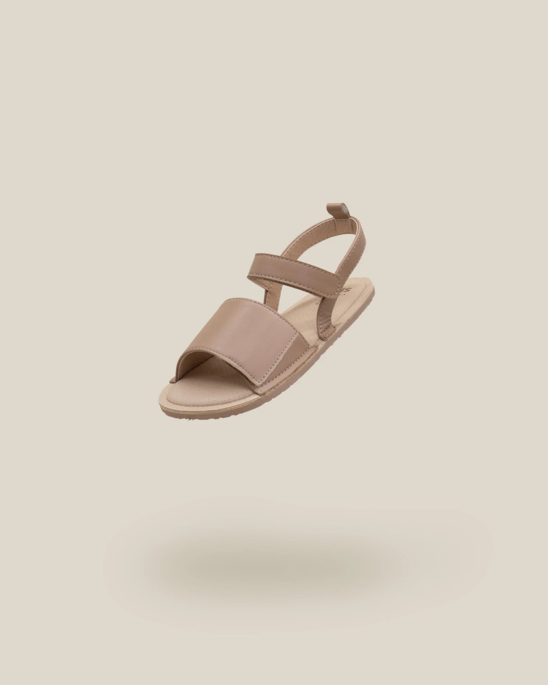 Sandália barefoot infantil Muris Barefoot Rome Mini Tan Brown, modelo castanho-claro com fecho em velcro e sola fina flexível. Design leve, respirável e respeitador da anatomia do pé.

