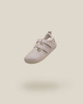 Sandália fechada Muris Fiji Mini em tom taupe, estilo barefoot, com fecho de velcro duplo, apresentada em voo sobre fundo neutro.