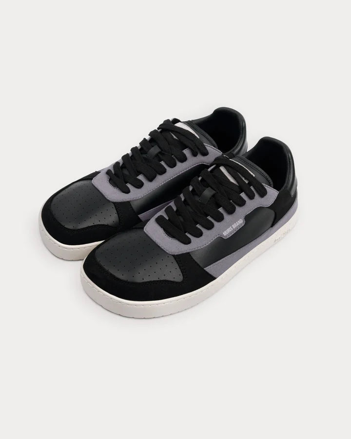 Par de sapatilhas Muris Barefoot HE Majorca Black (preto/cinzento) com atacadores pretos e sola branca, dispostas lado a lado em fundo neutro.